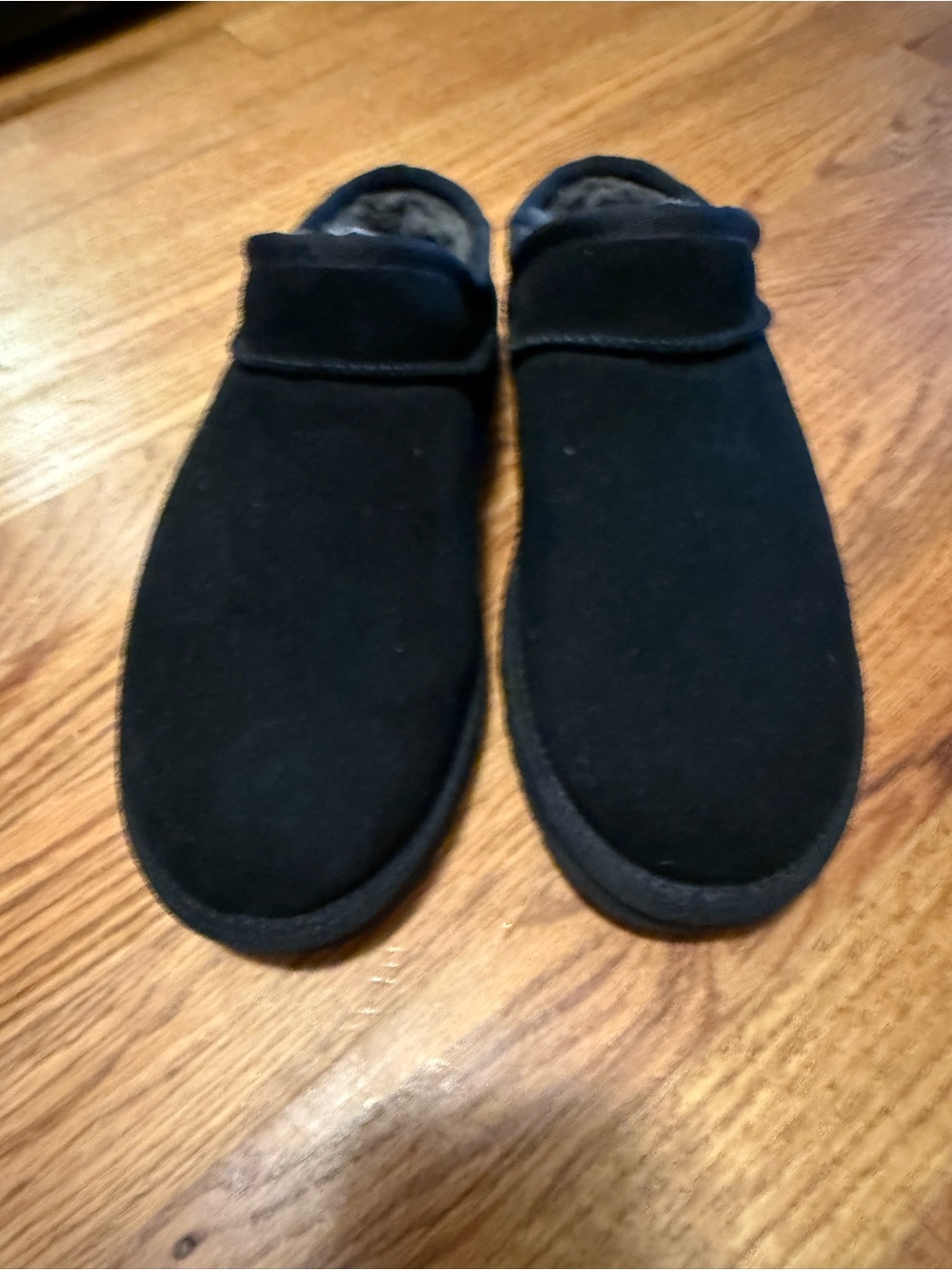 UGG classic slipper, size 8. Black.